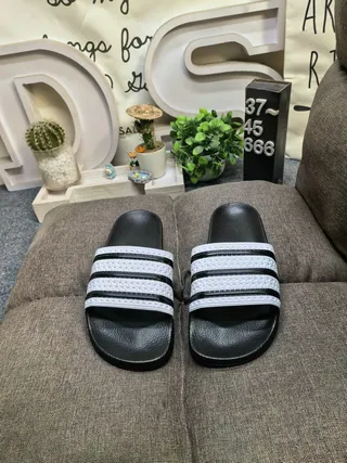 Adidas chinelos pretos e brancos com sola de borracha moldada detalhe de tira de três listras 18