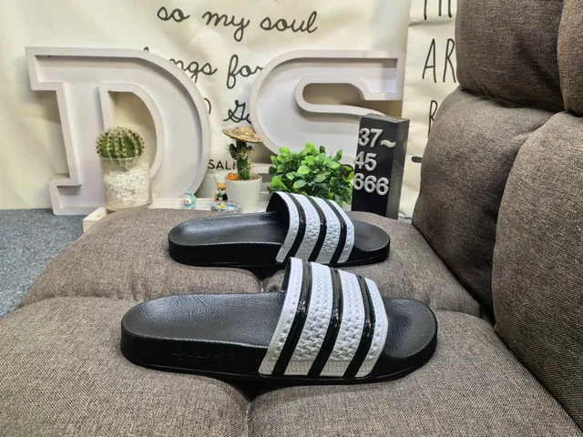 Adidas chinelos pretos e brancos com sola de borracha moldada detalhe de tira de três listras 19