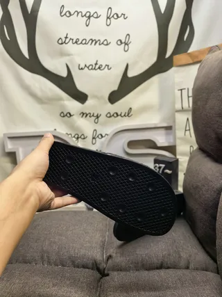 Adidas chinelos pretos e brancos com sola de borracha moldada detalhe de tira de três listras 21