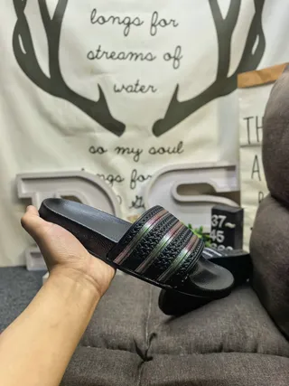 Adidas chinelos pretos e brancos com sola de borracha moldada detalhe de tira de três listras 22