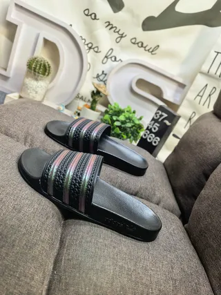 Adidas chinelos pretos e brancos com sola de borracha moldada detalhe de tira de três listras 24