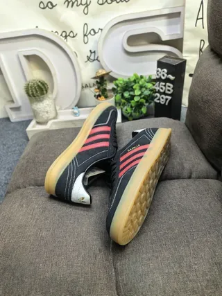 Adidas Gazelle काले लाल सूड लाइफस्टाइल स्नीकर 6
