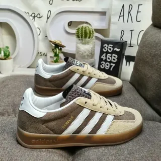 Adidas Gazelle भूरा भूरे रंग का सफेद गम लाइफस्टाइल स्नीकर्स