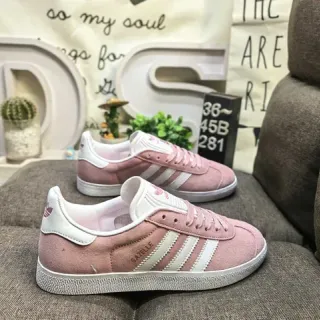Adidas Gazelle धूल भूरी गुलाबी मखमली जीवनशैली स्नीकर