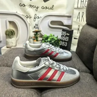 Adidas Gazelle मेटालिक सिल्वर रेड लाइफस्टाइल स्नीकर्स