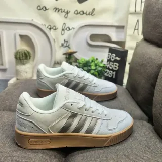 Adidas ग्रे बेज लो-टॉप सूड और टेक्स्टाइल ऊपरी भाग लाइफस्टाइल स्नीकर्स