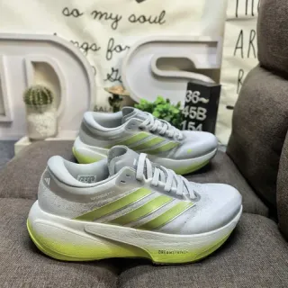 Adidas Zapatillas de correr gris verde con malla ingenieril superior, tres rayas en el lateral con branding