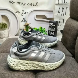 Adidas ग्रे चांदी लो-टॉप टेक्स्चर्ड मिडसोल लाइफस्टाइल स्नीकर