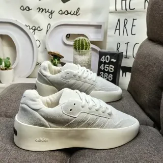 Adidas ग्रे और सफेद प्लेटफॉर्म सोल सुड-लाइक अपर लाइफस्टाइल स्नीकर