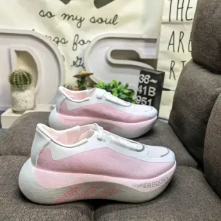 Adidas Hyperboost गुलाबी और सफेद लाइफस्टाइल स्नीकर