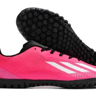 Adidas गुलाबी काला लो-कट सिंथेटिक मेश अपर तीन सफेद स्ट्राइप्स टर्फ सोकर जूते