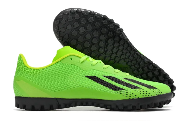 Adidas Chaussures de football turf rose et noir à coupe basse en mesh synthétique avec trois bandes blanches 3
