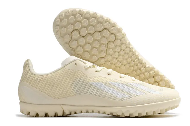 Adidas Chaussures de football turf rose et noir à coupe basse en mesh synthétique avec trois bandes blanches 4