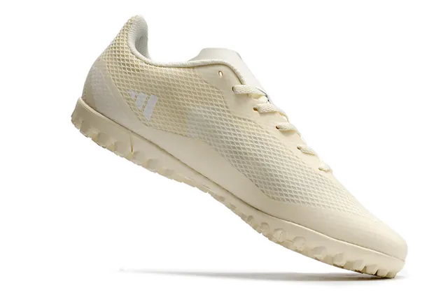 Adidas Chaussures de football turf rose et noir à coupe basse en mesh synthétique avec trois bandes blanches 6