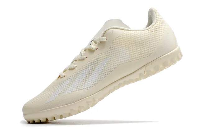 Adidas Chaussures de football turf rose et noir à coupe basse en mesh synthétique avec trois bandes blanches 7