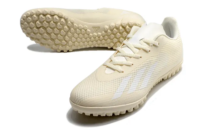 Adidas Chaussures de football turf rose et noir à coupe basse en mesh synthétique avec trois bandes blanches 9