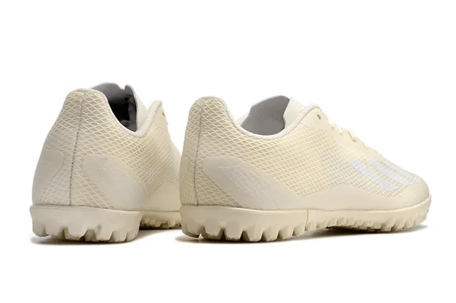 Adidas Chaussures de football turf rose et noir à coupe basse en mesh synthétique avec trois bandes blanches 10