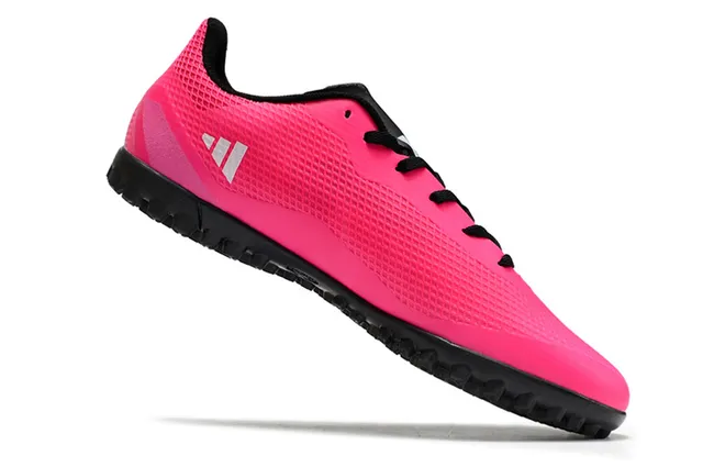 Adidas Chaussures de football turf rose et noir à coupe basse en mesh synthétique avec trois bandes blanches 12