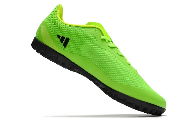 Adidas Chaussures de football turf rose et noir à coupe basse en mesh synthétique avec trois bandes blanches 18