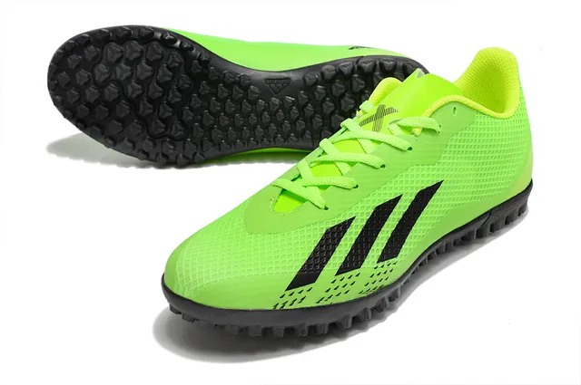 Adidas Chaussures de football turf rose et noir à coupe basse en mesh synthétique avec trois bandes blanches 21