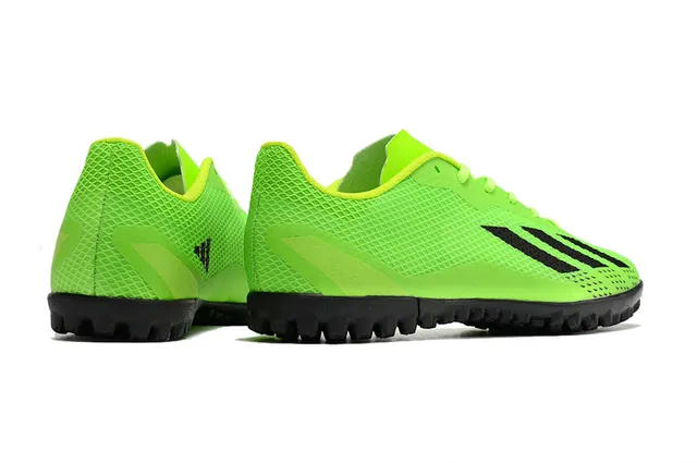 Adidas Chaussures de football turf rose et noir à coupe basse en mesh synthétique avec trois bandes blanches 22