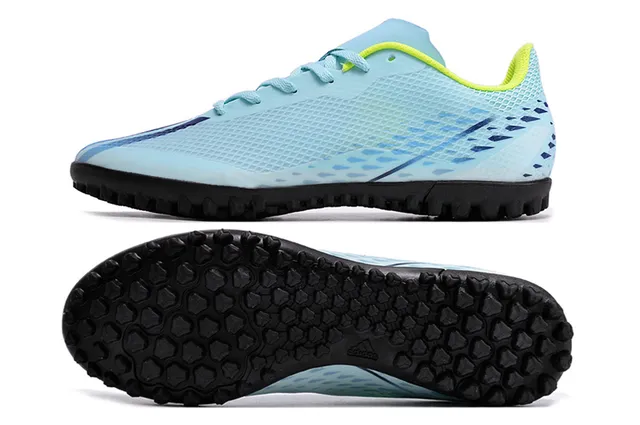 Adidas Chaussures de football turf rose et noir à coupe basse en mesh synthétique avec trois bandes blanches 23