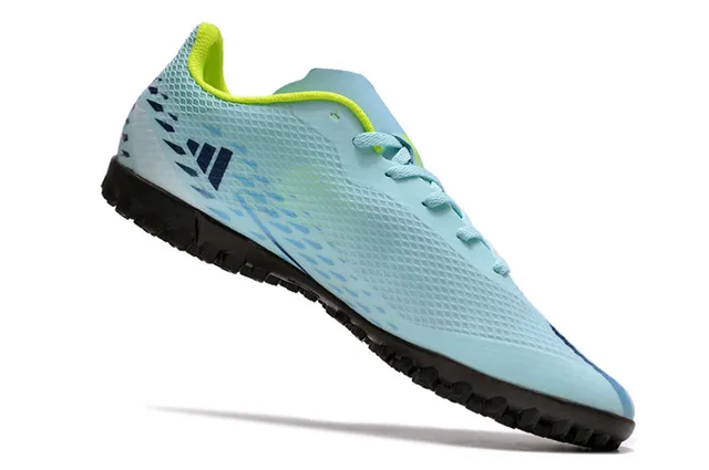 Adidas Chaussures de football turf rose et noir à coupe basse en mesh synthétique avec trois bandes blanches 24