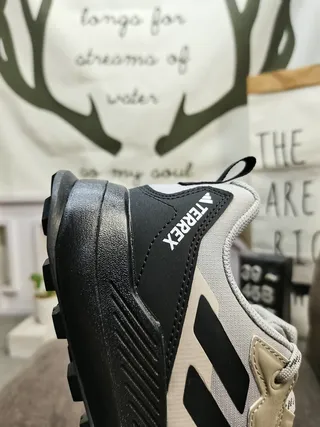 Adidas 粉灰 追踪灵感 网面和合成 鞋面 生活方式运动鞋 3