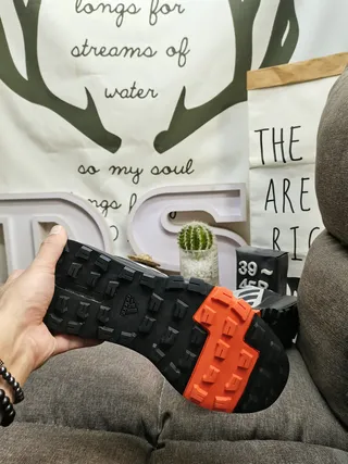 Adidas 粉灰 追踪灵感 网面和合成 鞋面 生活方式运动鞋 4