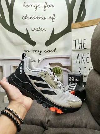 Adidas 粉灰 追踪灵感 网面和合成 鞋面 生活方式运动鞋 5