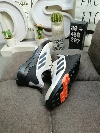 Adidas 粉灰 追踪灵感 网面和合成 鞋面 生活方式运动鞋 6