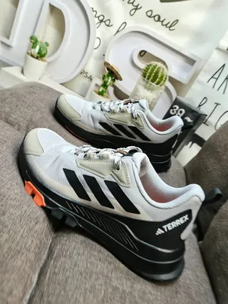 Adidas 粉灰 追踪灵感 网面和合成 鞋面 生活方式运动鞋 7