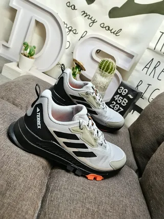 Adidas 粉灰 追踪灵感 网面和合成 鞋面 生活方式运动鞋 9