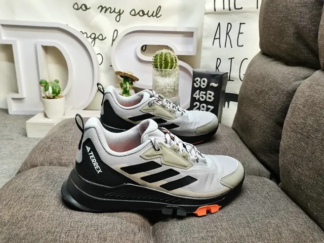 Adidas 粉灰 追踪灵感 网面和合成 鞋面 生活方式运动鞋 11