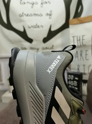 Adidas 粉灰 追踪灵感 网面和合成 鞋面 生活方式运动鞋 13