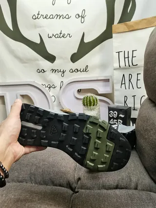 Adidas 粉灰 追踪灵感 网面和合成 鞋面 生活方式运动鞋 14