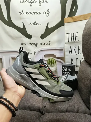 Adidas 粉灰 追踪灵感 网面和合成 鞋面 生活方式运动鞋 15