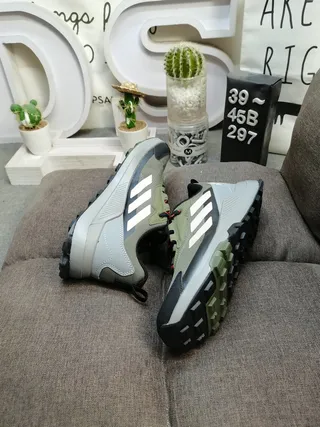Adidas 粉灰 追踪灵感 网面和合成 鞋面 生活方式运动鞋 16