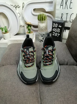 Adidas 粉灰 追踪灵感 网面和合成 鞋面 生活方式运动鞋 20