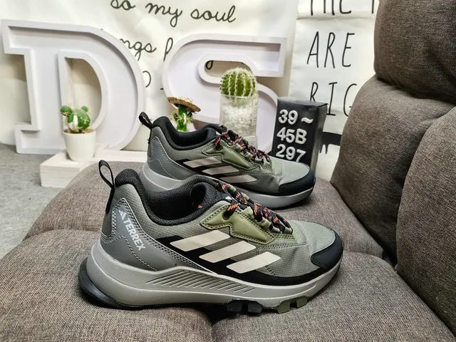 Adidas 粉灰 追踪灵感 网面和合成 鞋面 生活方式运动鞋 21