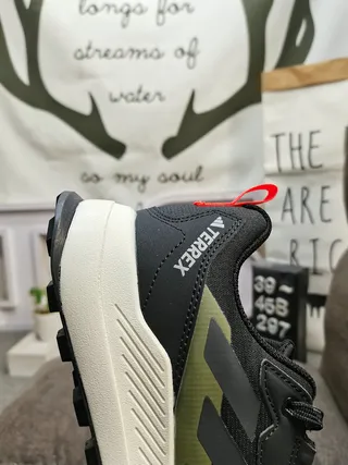 Adidas 粉灰 追踪灵感 网面和合成 鞋面 生活方式运动鞋 23