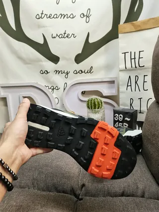 Adidas 粉灰 追踪灵感 网面和合成 鞋面 生活方式运动鞋 24