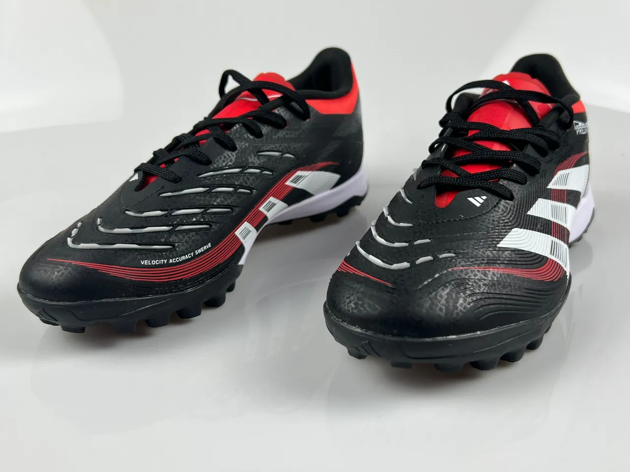 Adidas Predator Chaussures de football turf avec upper synthétique texturé noir rouge, lacets asymétriques 2