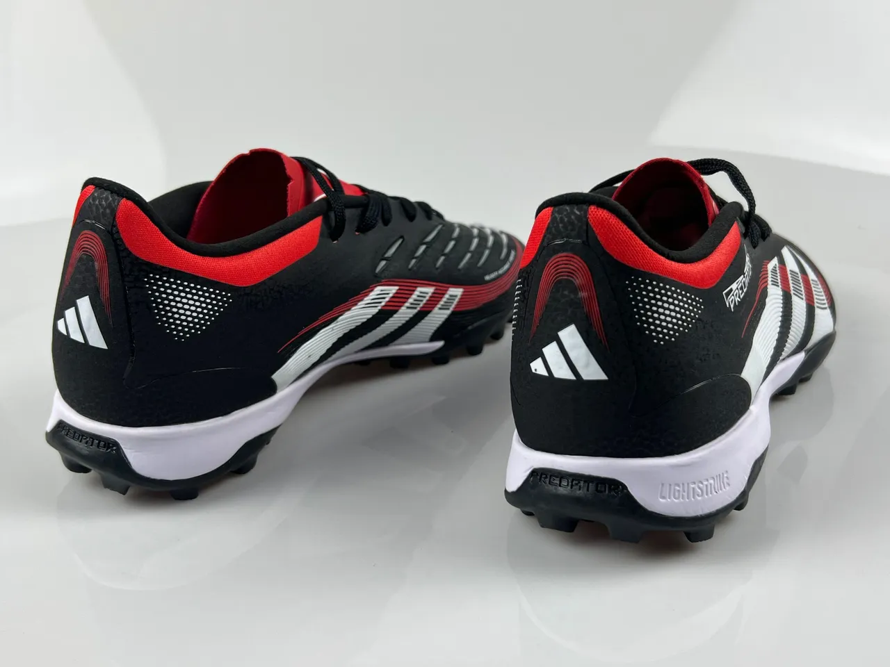 Adidas Predator Chaussures de football turf avec upper synthétique texturé noir rouge, lacets asymétriques 3