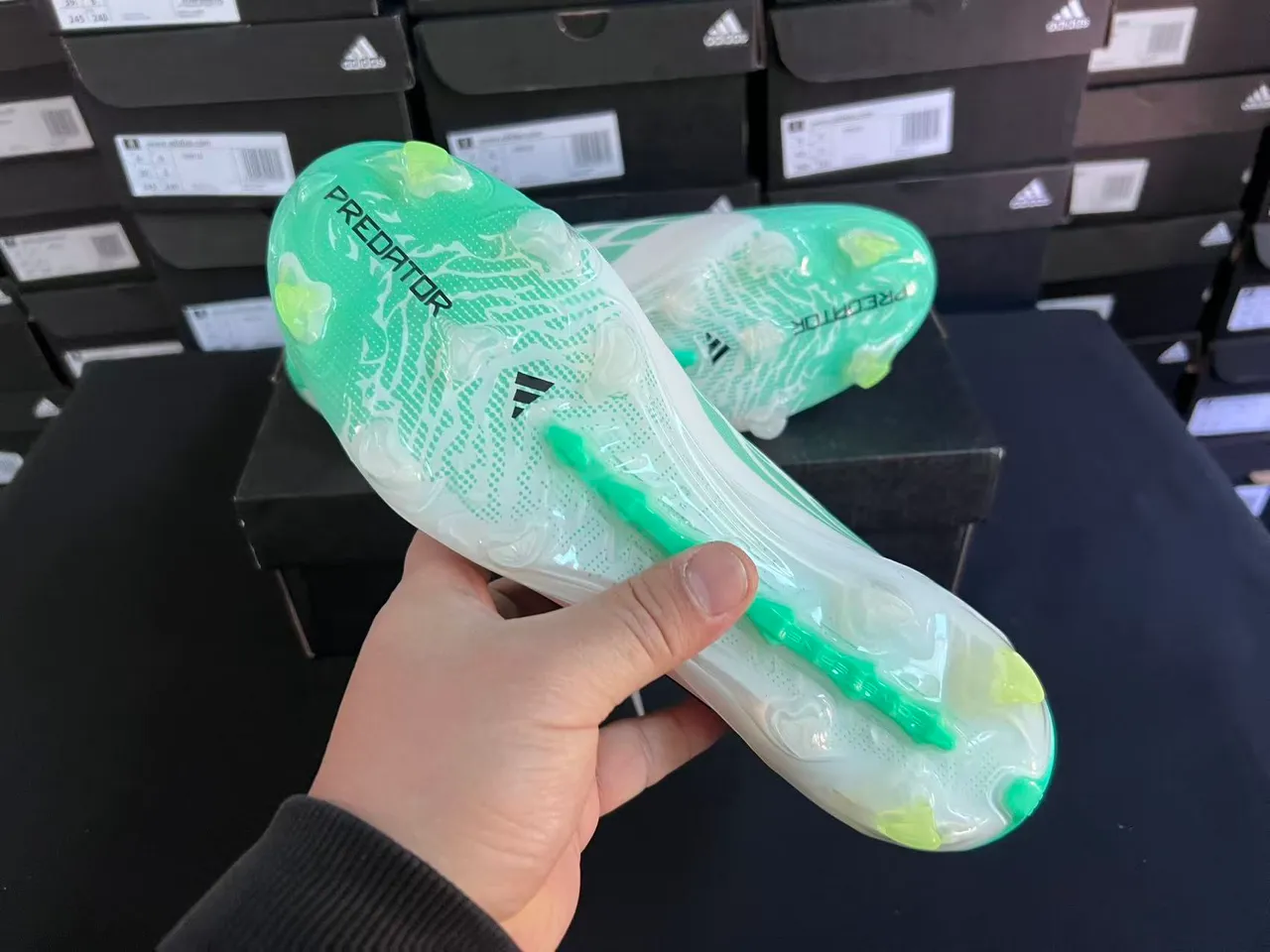 Adidas Predator Green White Low-Cut Lace-Up Boot Textured Forefoot Cage Firm-Ground Soccer Shoes 2