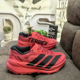 Adidas Chaussures de Running Silhouette Rouge Noir Semelle Lug Agressif