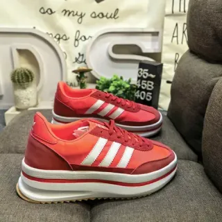 Adidas लाल सफेद प्लेटफॉर्म सोल तीन स्ट्राइप साइड पैनल लाइफस्टाइल स्नीकर्स