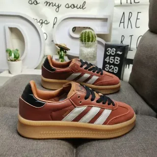 Adidas Samba भूरी चमड़े की तीन पट्टियों वाला जीवनशैली स्नीकर्स