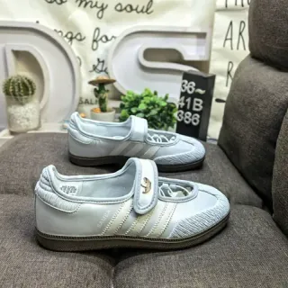 Adidas Samba मेटालिक सिल्वर बिना लेस लाइफस्टाइल स्नीकर