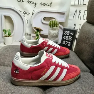 Adidas Samba लाल और सफेद लाइफस्टाइल स्नीकर